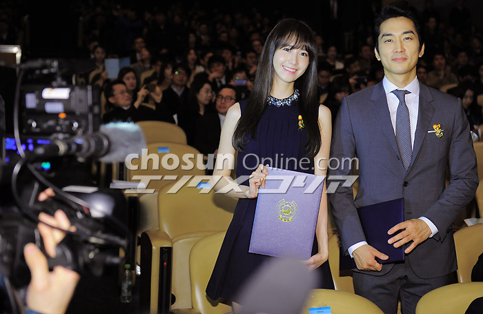 [PIC][03-03-2015]YoonA nhận giải "Best Taxpayers Presidential Award" và nhậm chức đại sứ cho "National Tax Service" vào hôm nay Tumblr_nkmm3y2qtd1sewbc1o3_1280