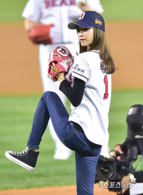 [PIC][21-10-2015]YoonA ném bóng mở màn cho trận đấu bóng chày giữa 2 đội Doosan Bears VS NC Dinos tại SVĐ Jamsil vào chiều nay Tumblr_nwks12izqZ1sewbc1o1_500