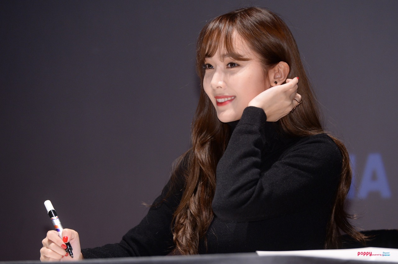 [PIC][07-11-2015]Jessica tham dự buổi Fansign cho dòng mỹ phẩm "J.ESTINA RED" tại "Myeongdong Lotte Cinema" vào chiều nay - Page 2 Tumblr_nxgph01KzZ1tuu6bfo5_1280