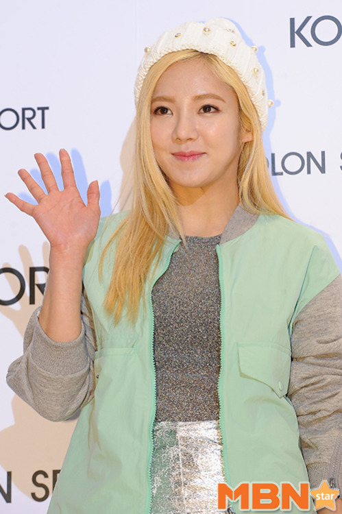 [PIC][29-01-2015]Yuri và HyoYeon tham dự sự kiện "Kolon Sport 2015 S/S Collection" vào chiều nay Tumblr_nixuz5sV6Q1sewbc1o1_500