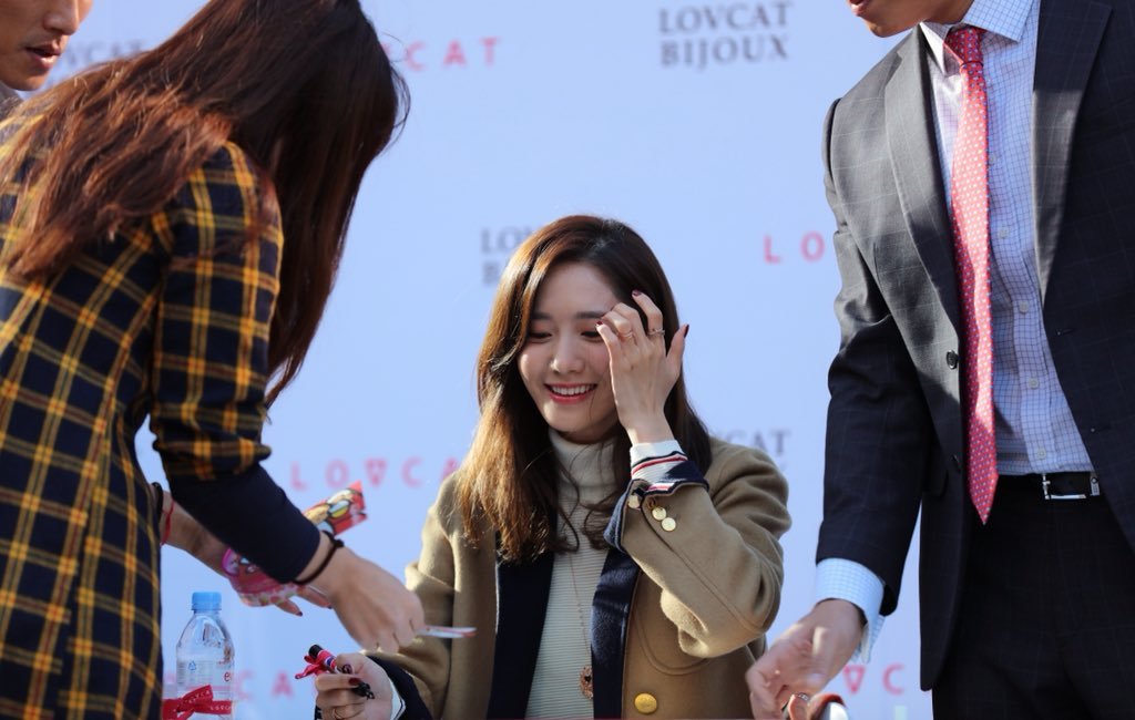 [PIC][24-10-2015]YoonA tham dự buổi fansign cho thương hiệu "LOVCAT" vào chiều nay - Page 5 Tumblr_nwxpsnmc7Q1sewbc1o1_1280