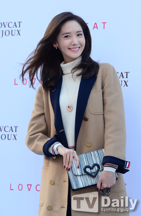 [PIC][24-10-2015]YoonA tham dự buổi fansign cho thương hiệu "LOVCAT" vào chiều nay Tumblr_nwpsotNAuy1sewbc1o1_500