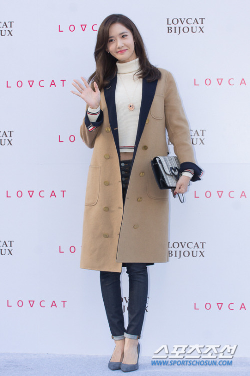 [PIC][24-10-2015]YoonA tham dự buổi fansign cho thương hiệu "LOVCAT" vào chiều nay Tumblr_nwpotdt6Nx1sewbc1o1_500