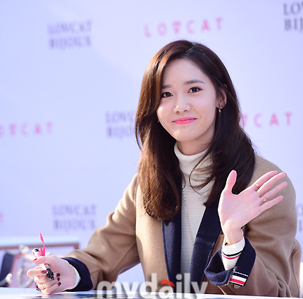 [PIC][24-10-2015]YoonA tham dự buổi fansign cho thương hiệu "LOVCAT" vào chiều nay Tumblr_nwpt2p04sw1sewbc1o1_500