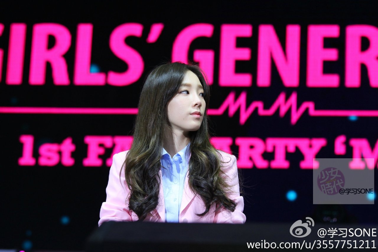 [PIC][29-11-2014]SNSD khởi hành đi Trung Quốc để tham dự "China for GG 1st Fan Party in Bejing" vào sáng nay - Page 8 Tumblr_nfymw54sw41sewbc1o6_1280