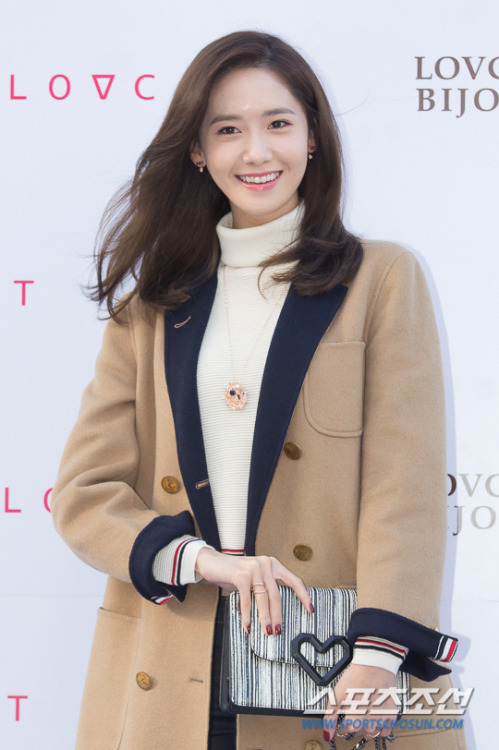 [PIC][24-10-2015]YoonA tham dự buổi fansign cho thương hiệu "LOVCAT" vào chiều nay Tumblr_nwpou3FuAY1sewbc1o1_500