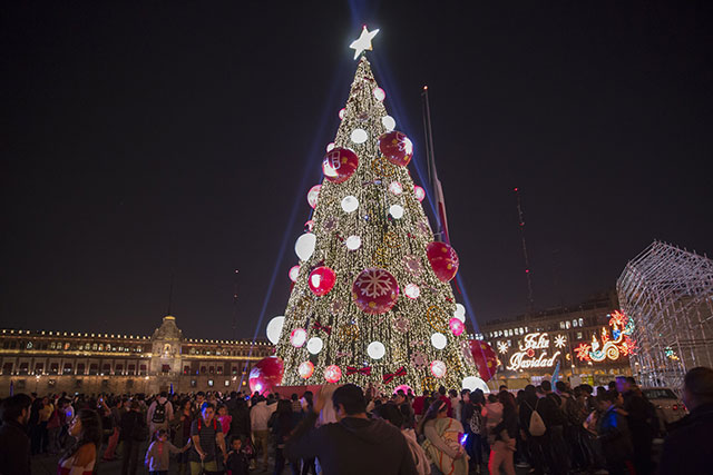 Amanece 2014, no sienten ustedes que en las pasadas fiestas, hubo un consumísmo exacerbado? peor que otras veces? | Blog del Paso de los Años - Página 14 Nieve-arbol