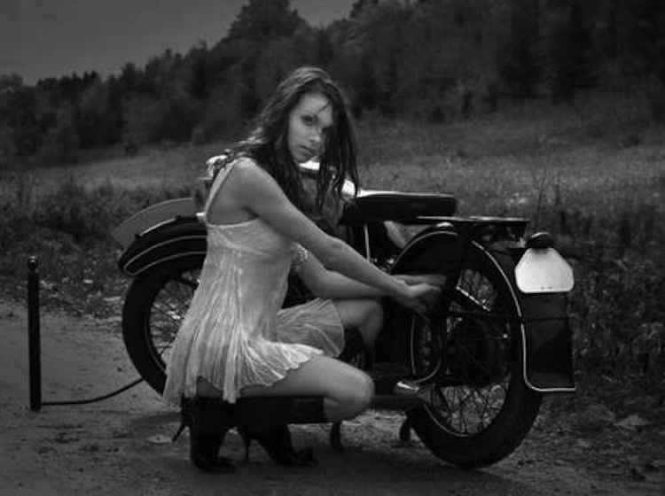 salutations kissiennes. - Page 32 Hot-Babes-and-2-Wheeled-Classics_8
