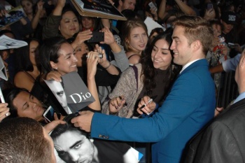 10 Agosto - Fotos en la Premiere de The Rover en Regency Village Y Bruin Theatres - Westwood, CA!!! 4eo8Emk9