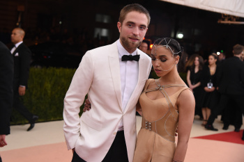 5 Mayo - Mas Fotos de Rob en la MET GALA 2016!!! Zd1yrxZD