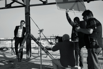 21 Enero - Más Fotos Nuevas BTS de Rob durante el rodaje del spot de DIOR HOMME INTENSE!!!! HEbvzXnG