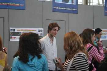 11 Julio - Nuevas/Antiguas fotos de Rob en Collectormania!!! (2006) HrkjccSB