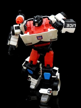 [Masterpiece] MP-12 Sideswipe/Frérot (rouge) ― MP-12G Sideswipe/Frérot G2 (noir) ― MP-12T Tigertrack/Tigrevoie (jaune) + MP-14C Clampdown/Châtimo (blanc) - Page 6 I40GU1KT