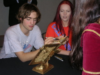 11 Julio - Nuevas/Antiguas fotos de Rob en Collectormania!!! (2006) IGpPH9Hd