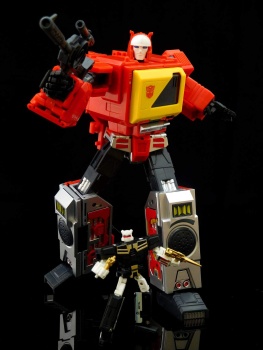 [Masterpiece Tiers] KFC TOYS TRANSISTOR PURE RED aka BLASTER - Sortie Janvier 2015 L1tndKeA