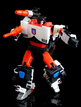 [Masterpiece] MP-12 Sideswipe/Frérot (rouge) ― MP-12G Sideswipe/Frérot G2 (noir) ― MP-12T Tigertrack/Tigrevoie (jaune) + MP-14C Clampdown/Châtimo (blanc) - Page 6 1TSjO7cI