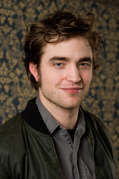 20 Julio - Nuevos/Antiguos Retratos de Rob durante la rueda de prensa de REMEMBER ME ahora en HQ!!! (2010) 4Vmrec52