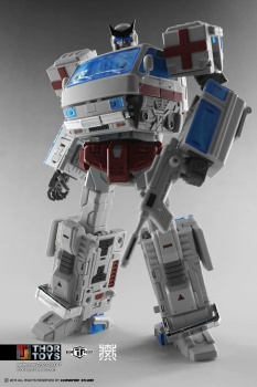 [TFCtoys] Produit Tiers - OS-01 Ironwill (aka Ironhide/Rhino) & OS-03 Medic (aka Ratchet/Mécano) - Page 2 520AqlB1