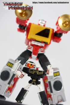 [Masterpiece Tiers] KFC TOYS TRANSISTOR PURE RED aka BLASTER - Sortie Janvier 2015 9TJla7iK