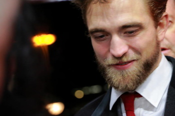 1 Julio - Nuevas/Antiguas Fotos de Rob en el estreno de "LIFE" en la Berlinale!!! EPjpHrPT