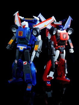 [Masterpiece] MP-25 Tracks/Le Sillage (bleu) ― MP-25L LoudPedal/Tapageur (noir) ― MP-26 Road Rage/Rageuse (rouge) - Page 5 MgHiUiZU