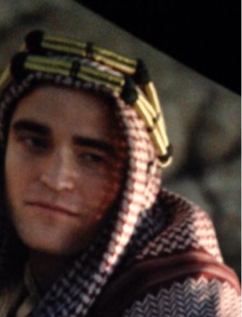 7 Febrero - Primer vistazo de Rob como T.E.Lawrence en Queen of the Desert!!! (Añadidas + imágenes) SMLE90uP