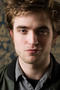 20 Julio - Nuevos/Antiguos Retratos de Rob durante la rueda de prensa de REMEMBER ME ahora en HQ!!! (2010) SoPPqt1E