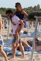 Nina Dobrev with her boyfriend Austin Stowell in Saint-Tropez (July 24) XgrIh4z0