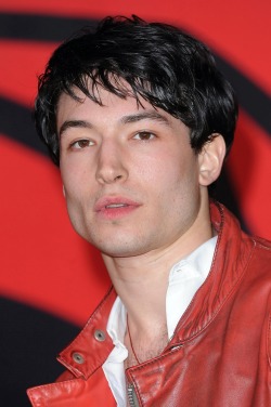 ; Ezra Miller  - Página 2 Tumblr_o4klsseaPI1qd4yhbo6_250