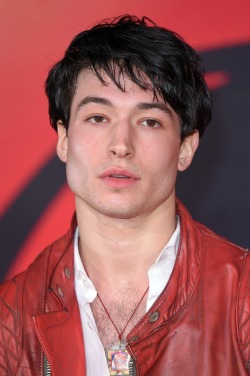 ; Ezra Miller  - Página 2 Tumblr_o4klsseaPI1qd4yhbo5_250