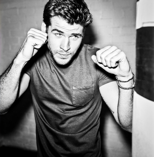 liam hemsworth.  - Página 11 Tumblr_ny1fuxYPvy1upvvz1o2_500