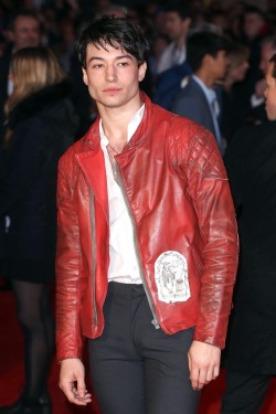 ; Ezra Miller  - Página 2 Tumblr_o4klsseaPI1qd4yhbo9_250