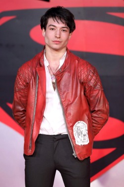 ; Ezra Miller  - Página 2 Tumblr_o4klsseaPI1qd4yhbo10_250