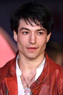 ; Ezra Miller  - Página 2 Tumblr_o4klsseaPI1qd4yhbo3_250