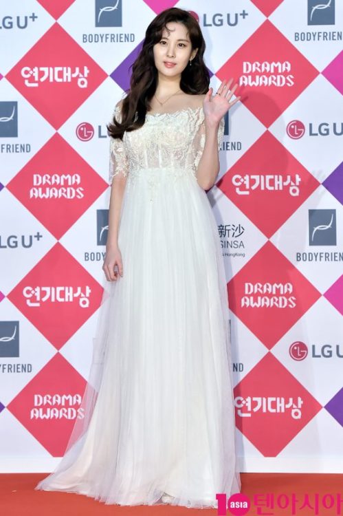 [PIC][31-12-2016]SeoHyun tham dự "SBS Drama Awards 2016" vào tối nay Tumblr_oj22kuPgXb1sewbc1o1_500