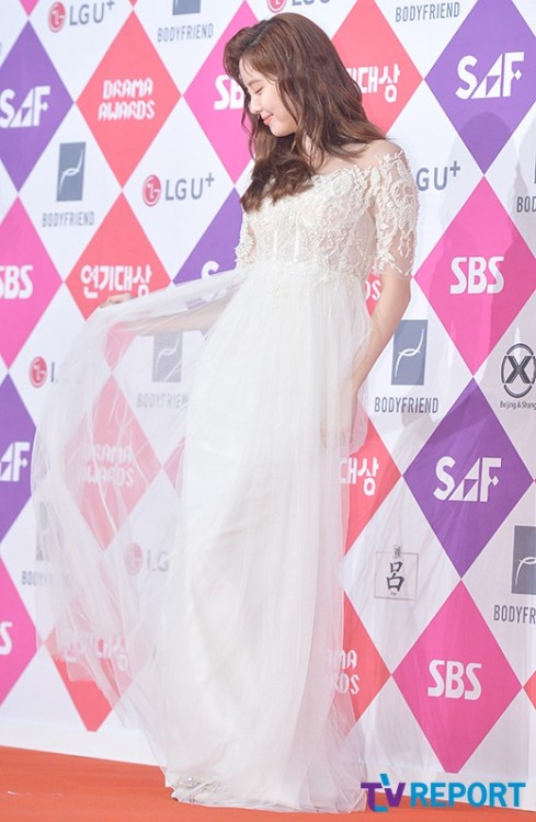 [PIC][31-12-2016]SeoHyun tham dự "SBS Drama Awards 2016" vào tối nay Tumblr_oj22iw47Ek1sewbc1o1_500