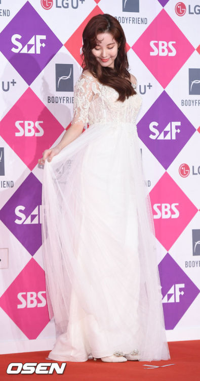 [PIC][31-12-2016]SeoHyun tham dự "SBS Drama Awards 2016" vào tối nay Tumblr_oj21eioOdP1sewbc1o1_500