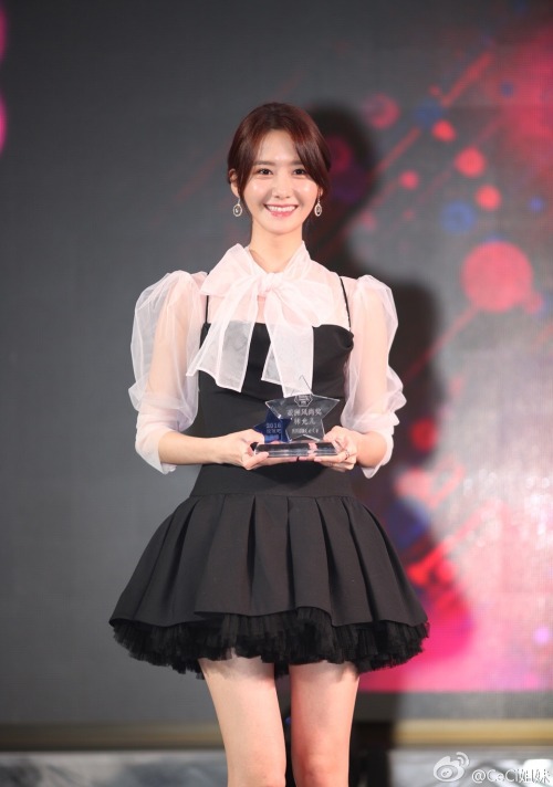 [PIC][13/14-12-2016]YoonA khởi hành đi Thượng Hải - Trung Quốc để tham dự sự kiện "2016 CeCi 美丽盛典/Beauty Awards" vào sáng nay - Page 4 Tumblr_oicabtME7z1sewbc1o1_500