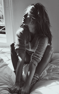 Phoebe Tonkin - Avatars Tumblr_n7zsxnzh4h1spk7buo1_250