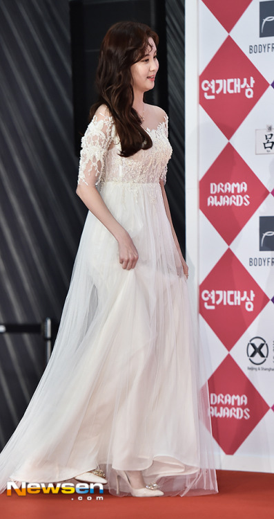 [PIC][31-12-2016]SeoHyun tham dự "SBS Drama Awards 2016" vào tối nay Tumblr_oj22fy0QJP1sewbc1o1_500