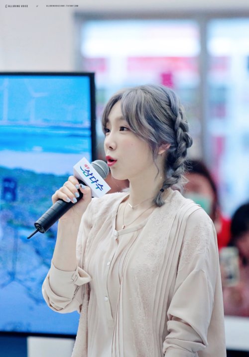 [PIC][23-09-2016]TaeYeon tham dự buổi Fansign cho thương hiệu nước uống "SAMDASOO" tại COEX Live Plaza vào tối nay - Page 10 Tumblr_oihgpoIuiX1sewbc1o1_500