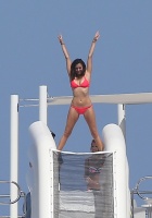 Nina Dobrev with her boyfriend Austin Stowell in Saint-Tropez (July 24) 0YPRr0TZ