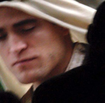 7 Febrero - Primer vistazo de Rob como T.E.Lawrence en Queen of the Desert!!! (Añadidas + imágenes) BTQv4Gat