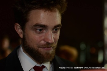 30 Julio - Nuevas / Antiguas fotos de Robert Pattinson en el estreno de LIFE - Berlinale 2015!!! H09JPhAK