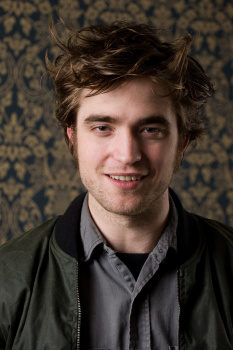 20 Julio - Nuevos/Antiguos Retratos de Rob durante la rueda de prensa de REMEMBER ME ahora en HQ!!! (2010) JtKSRgNc