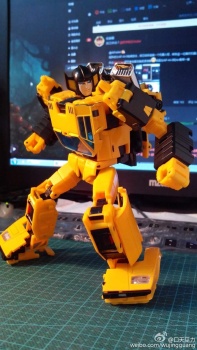 [Masterpiece Tiers] BADCUBE OTS-08 SUNSURGE aka SUNSTREAKER - Sortie Janvier 2016 - Page 4 U58WEDZh