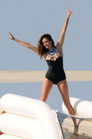 Nina Dobrev vacationing with friends in Saint-Tropez (July 21) Yv05fMAx