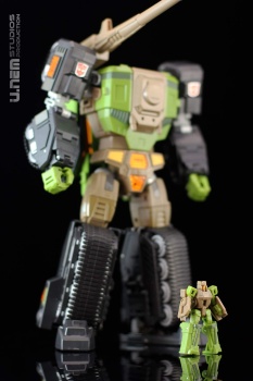 [Masterpiece Tiers] MAKETOYS MTRM-04 IRON WILL aka HARDHEAD - Sortie Fevrier 2016 - Page 4 YvXIIQbE