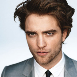 31 Enero - 18 Imágenes de Robert Pattinson que quitan el aliento!!! ZxEIscc1