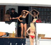 Nina Dobrev vacationing with friends in Saint-Tropez (July 21) A3X9MdyG